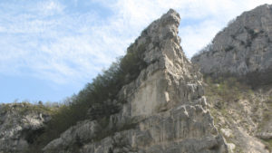 La parete principale della Balza Forata vista dal Sentiero 1