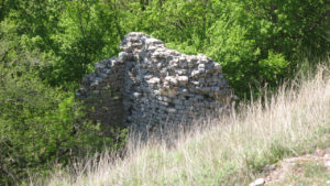 Ruderi di una torre del Castello della Carda